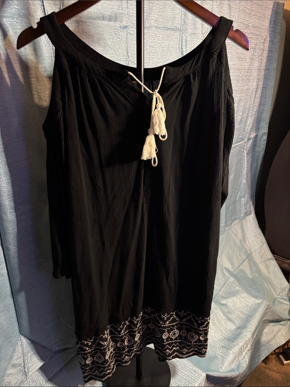 Knox Rose Black Cold-Shoulder Tunic with White Tassel Tie